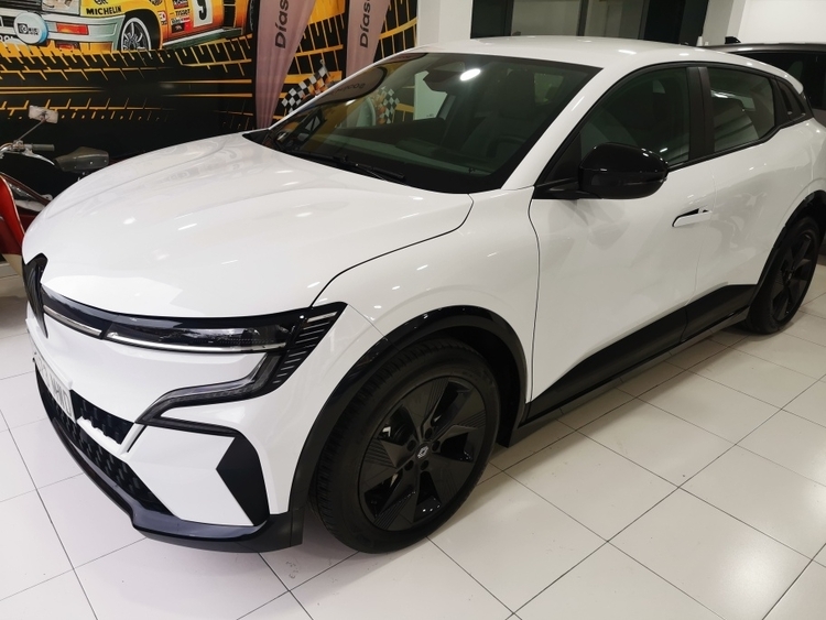 RENAULT MEGANE EVOLUTION E-TECH 130CV foto miniatura